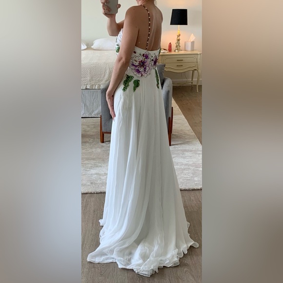 Beautiful white and floral detail gown. - Picture 2 of 9